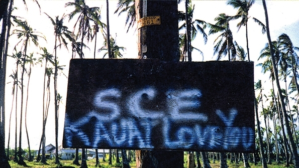 Kauai residents posted ldquoMahalordquo signs to show appreciation to linemen for their work on the island Photo by Donna Rader