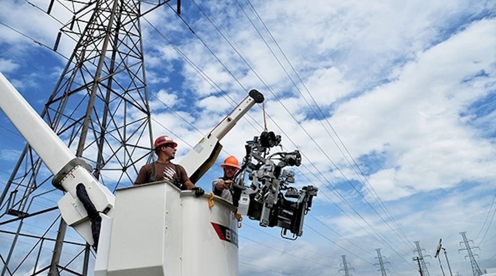 Hydro-Qu&eacute;bec technicians prepare to attach the LineScout to the Moses-Reynolds 3 line owned by NYPA.