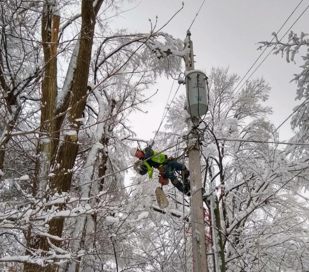 lineman restoring power
