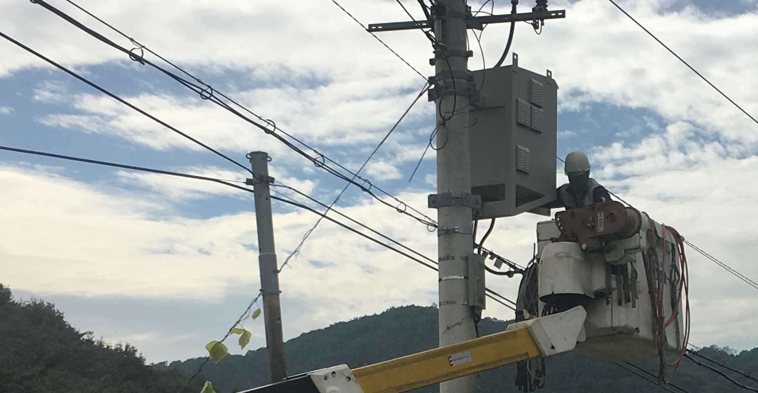 Installation of pole-mounted dc-ac inverter.