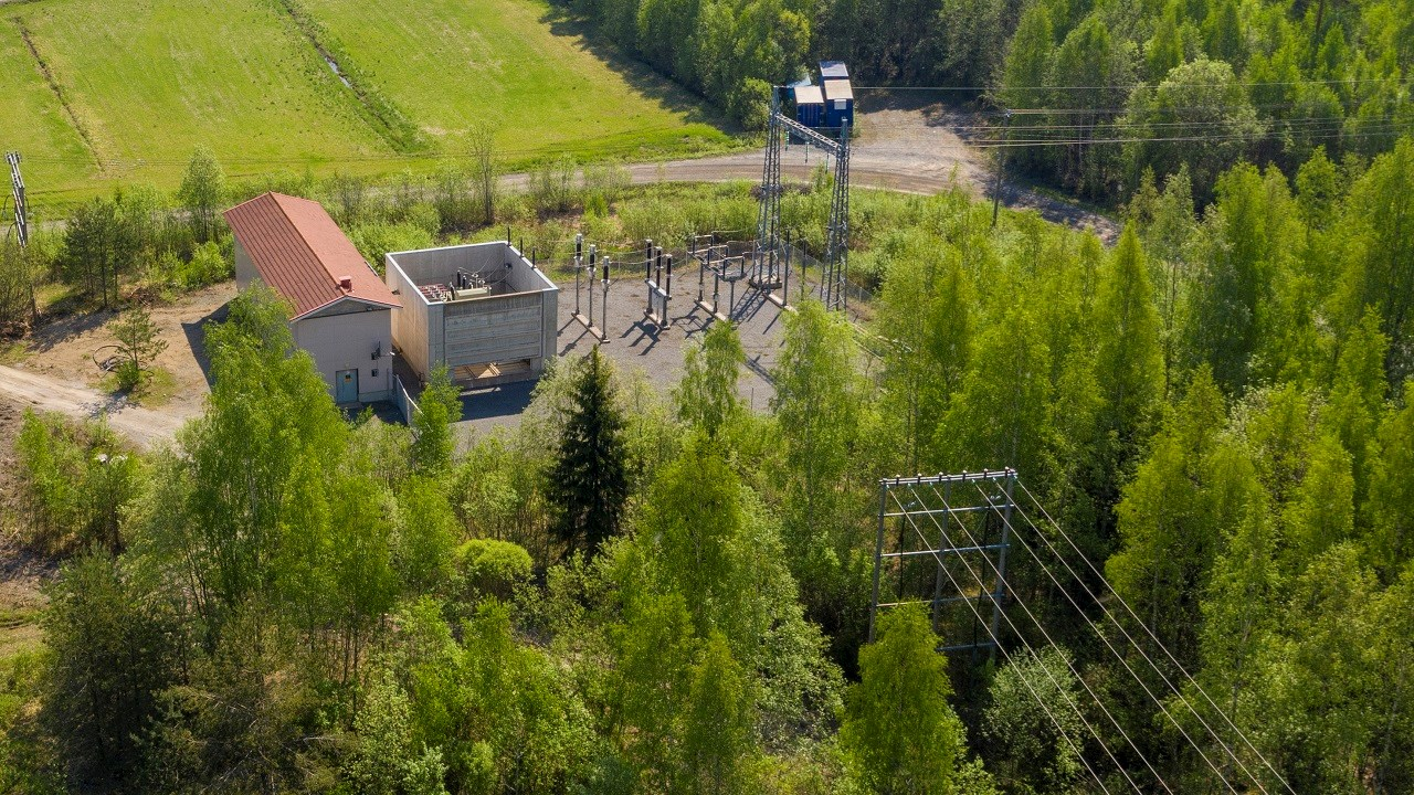 Power transmission towers and overhead lines