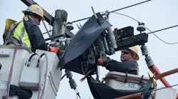 Tdworld 20182 Employees Working On Electric Lines tmb Newsbanner