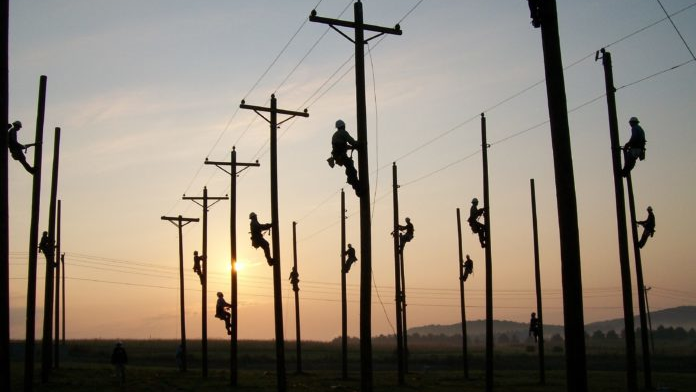 Kctcs Linemen School 696x522 5f2a7a427e945