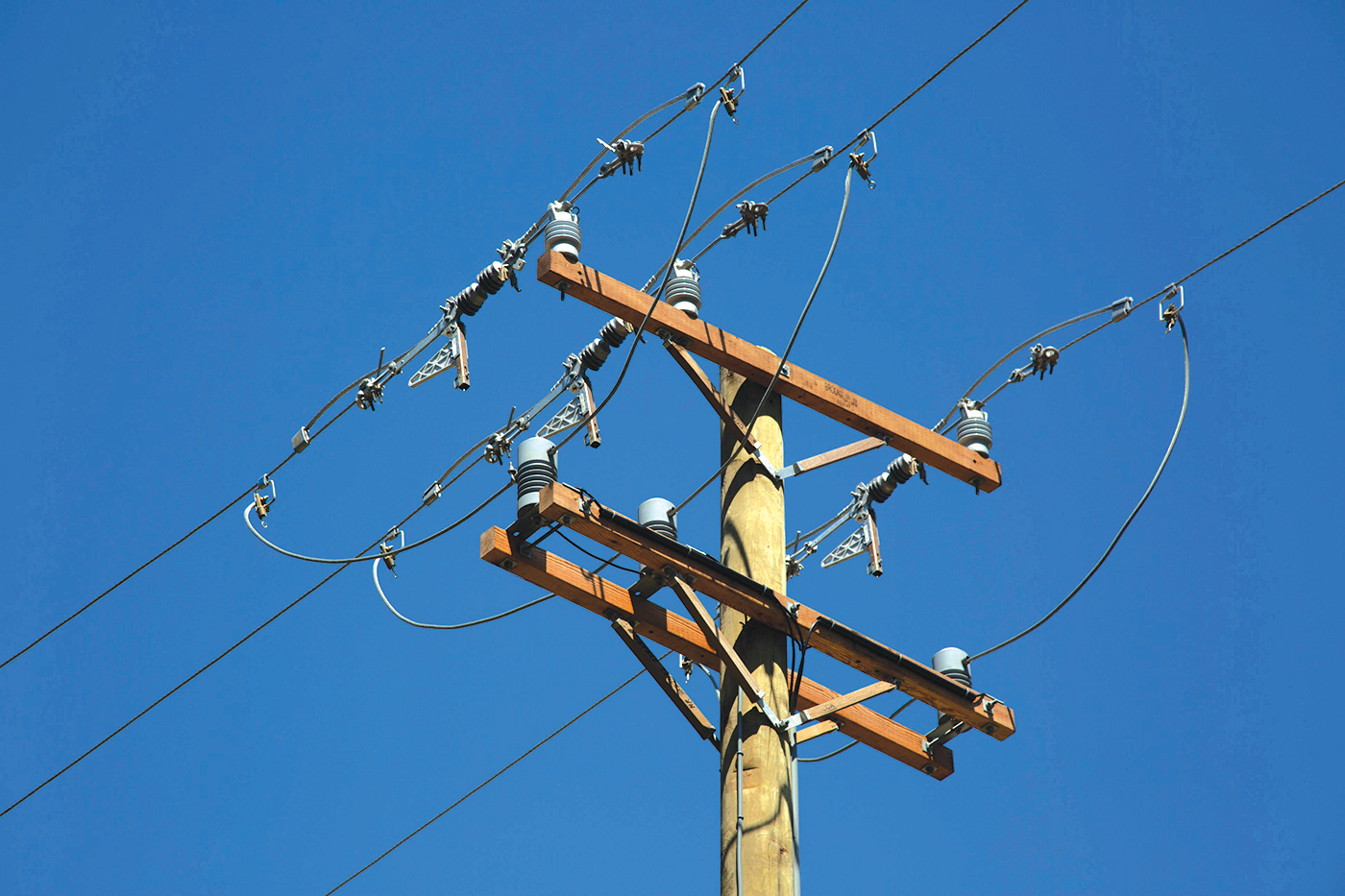 Tube-style multicore line-post Lindsey sensors provide both highly reliable and accurate voltage and current measurements at strategic locations along a 12-kV distribution feeder.