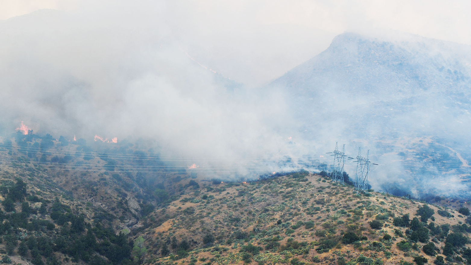 The Salt Fire approaching SRP&rsquo;s 500-kV transmission lines.