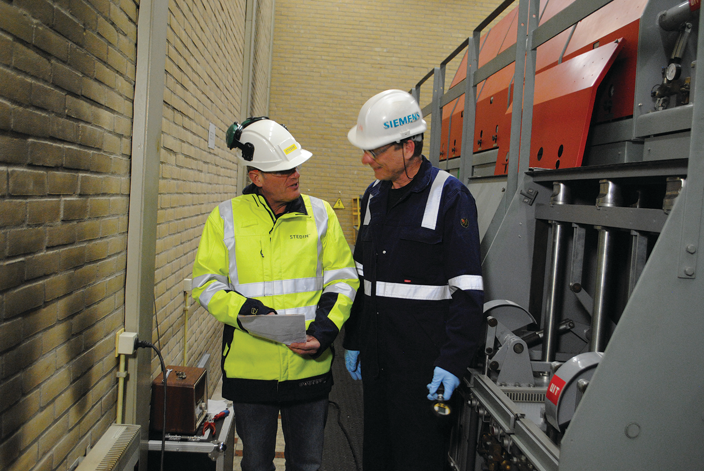 Stedin's Dick Edel and Siemens' Jan Raadgever discuss results in ongoing 50-kV COQ maintenance at Arkel substation.