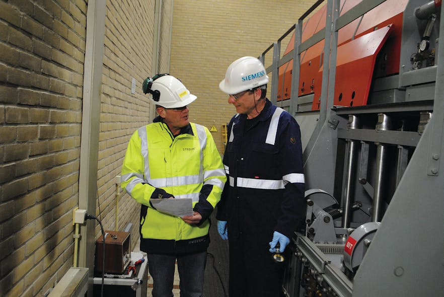 Stedin&apos;s Dick Edel and Siemens&apos; Jan Raadgever discuss results in ongoing 50-kV COQ maintenance at Arkel substation.