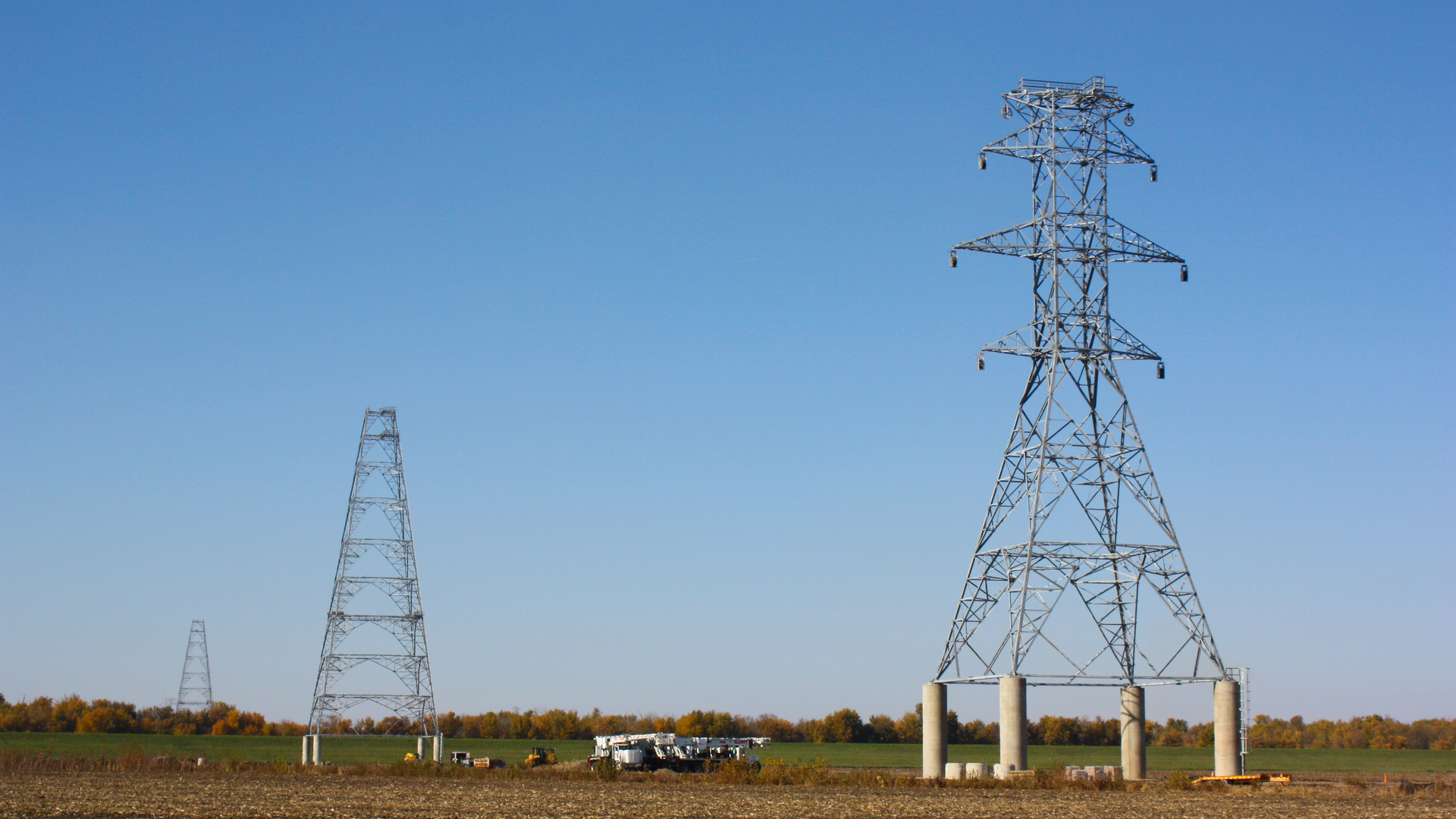One of three program river crossings, the Meredosia-Ipava Illinois River crossing towers in Central Illinois are the tallest in the Ameren system. They stand at 486 feet tall with a span of more than 3,700 feet between the two large tangent towers and 7,300 feet between the two dead-end towers. 'Massive,' 'big' and 'enormous' is how the towers are described by co-workers. It's also a huge investment bringing greater energy reliability, increased transmission capacity and lower-cost energy from renewable sources for Midwestern families and businesses.