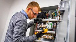 In a second simulation, the fixed capacitor banks were removed from service to analyze the impact of relying solely on smart-managed DERs for reactive power support.