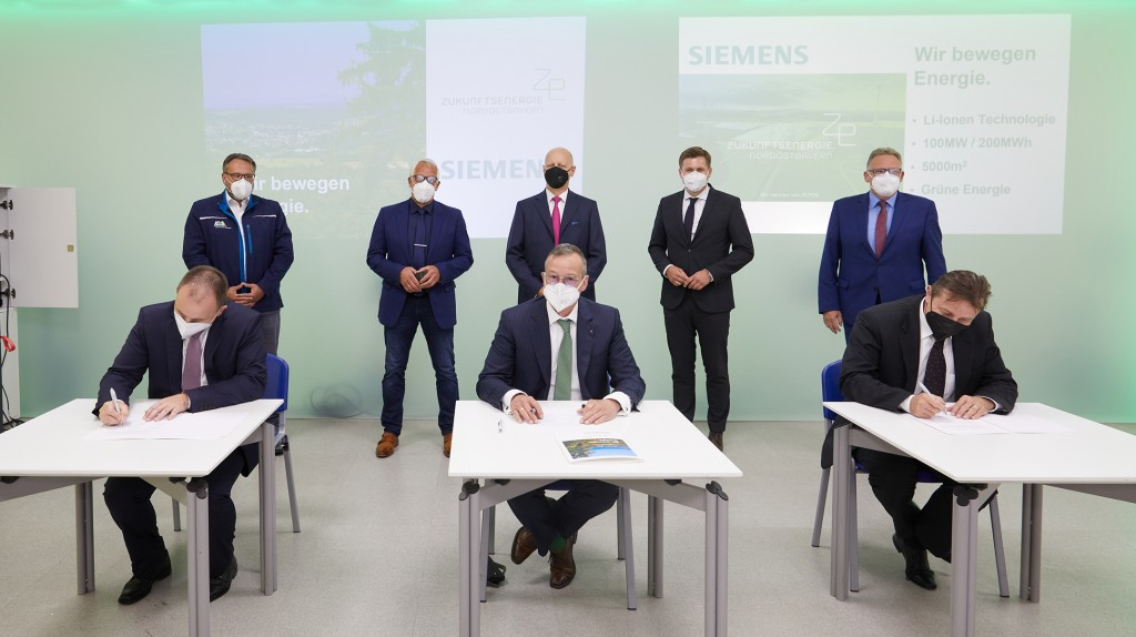 Signing of the letter of intent with Andreas Schmuderer, Siemens, Marco Krasser, SWW; Bernd Koch, Siemens. In the back Markus Brand, CEO Kommunalunternehmen Marktredwitz, Stefan G&ouml;cking, mayor Arzberg, Siemens CFO Prof. Dr. Ralf Thomas, Nicolas Lahovnik, major of Wunsiedel and Thomas Schwarz, major of Kirchlamitz.