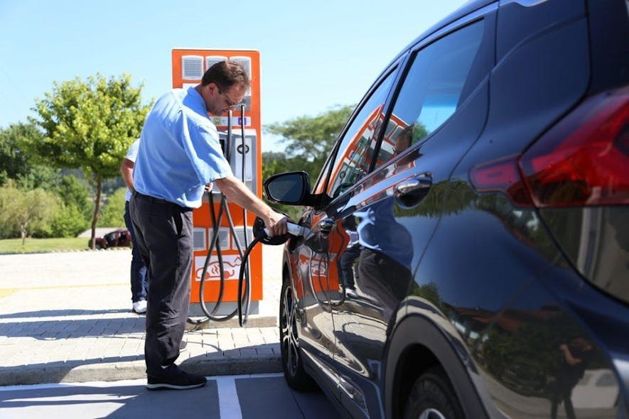 Customer using fast-charging station at Fernandes Pinheiro.