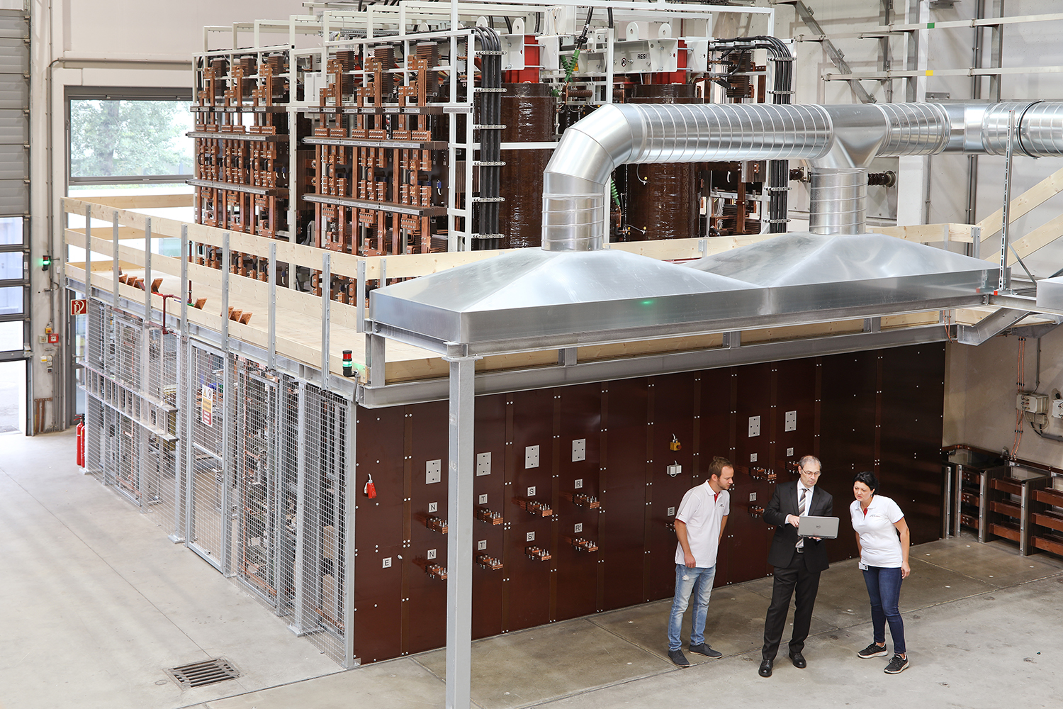 At the heart of the DC lab is the switchgear, consisting of two parts: four transformers at the top level, and rectifiers which convert alternating current to direct current at the bottom level. Both levels are designed for very high currents of up to 80 kA and 75 MW test performance.