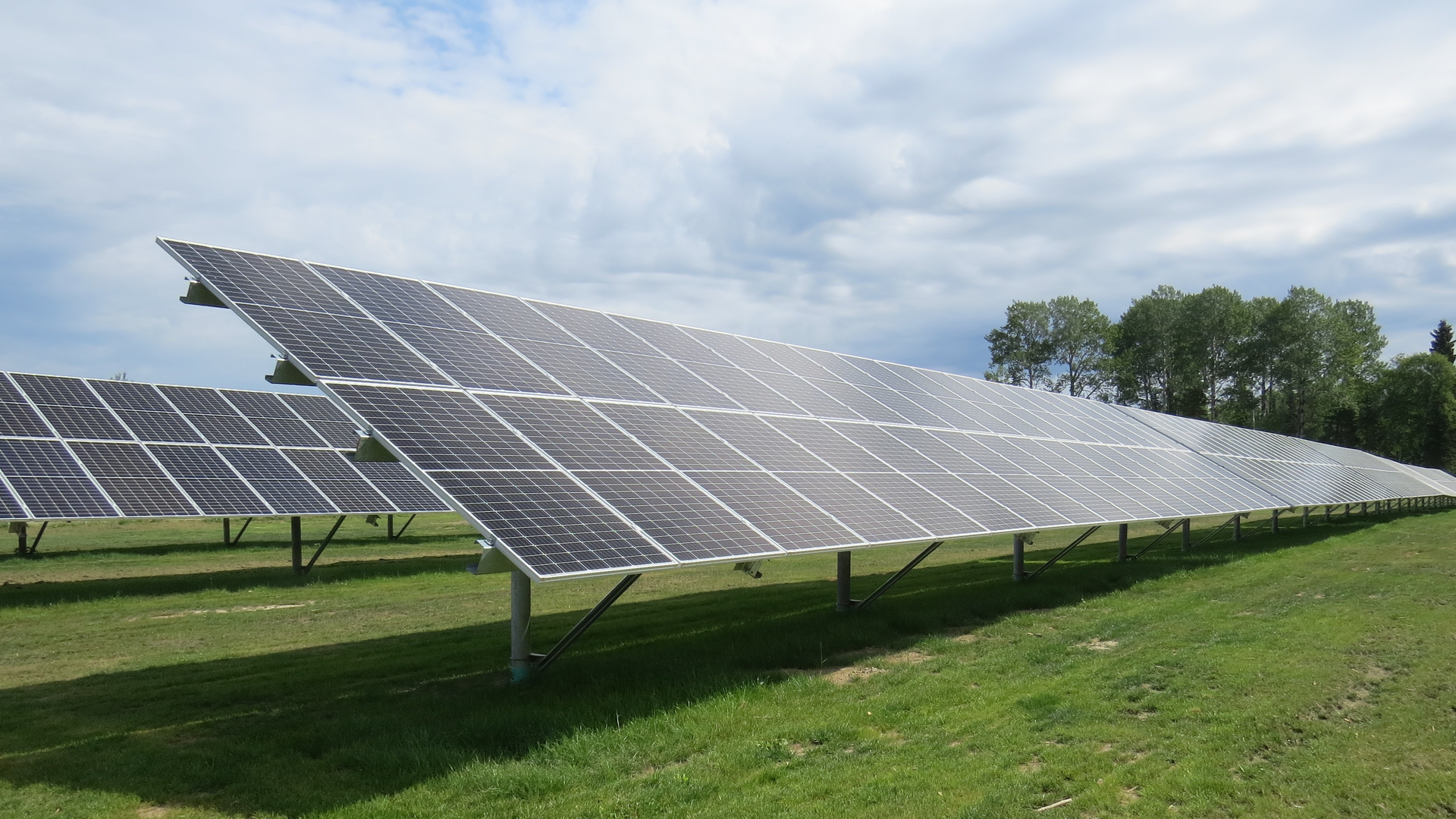 The Gull Bay microgrid&rsquo;s use of solar power, battery storage, and grid technology will supply half of the community&rsquo;s energy needs during the day.