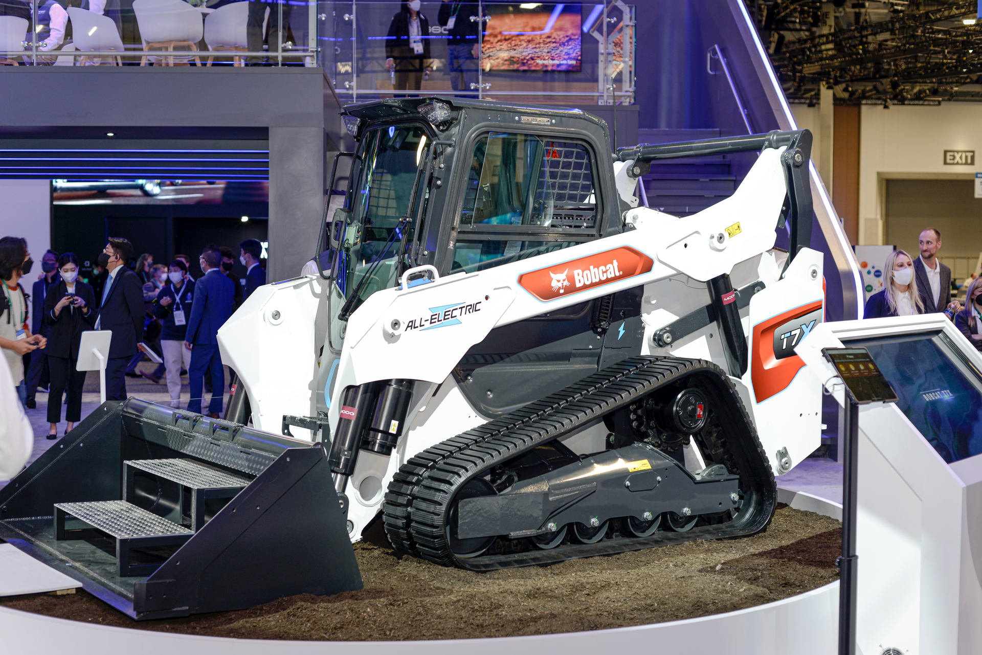 The Doosan Bobcat T7X on display at CES 2022 in Las Vegas features Moog electric cylinders and the Moog traction motor located at the uppermost point under the triangle forming the vehicle&rsquo;s tracks.