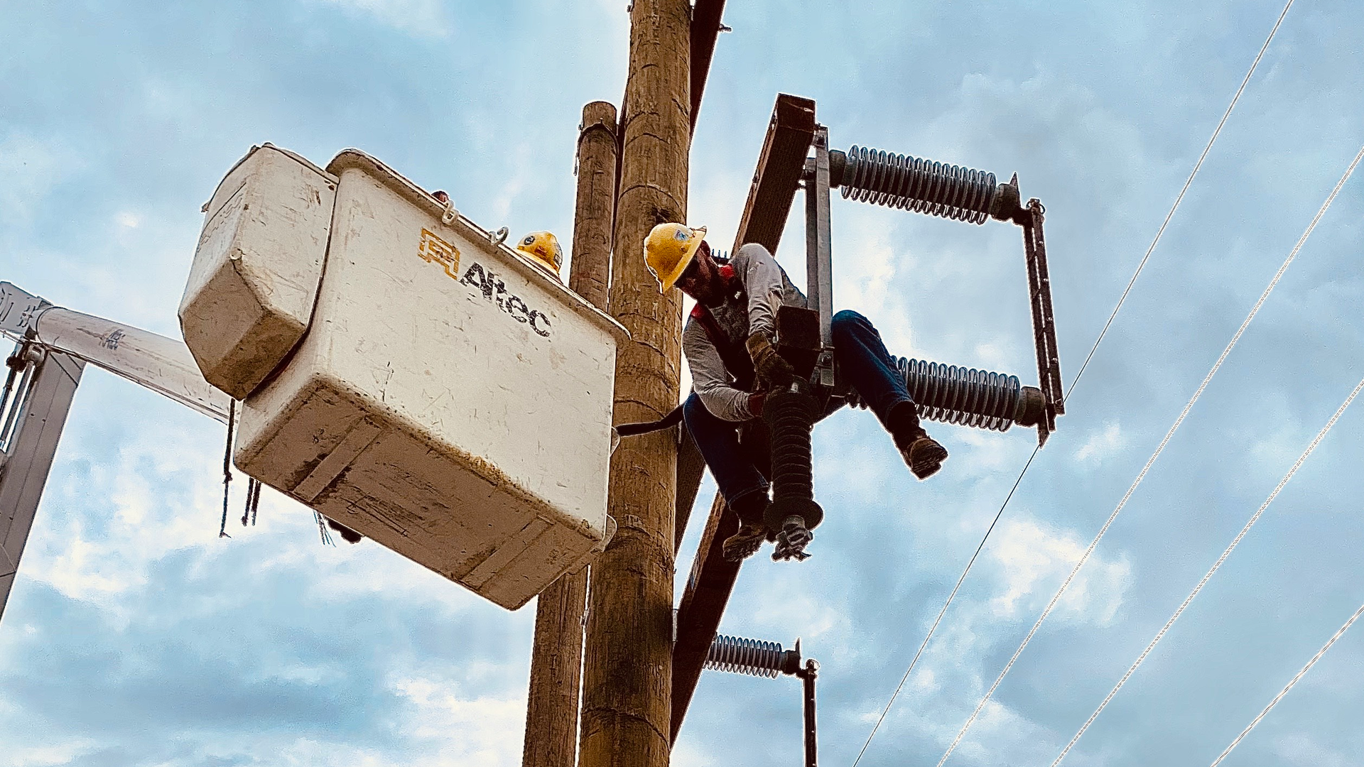 Jason Lowe, a Step 7 transmission apprentice out of Lexington, Kentucky, recently topped out as a journeyman lineman for his company.