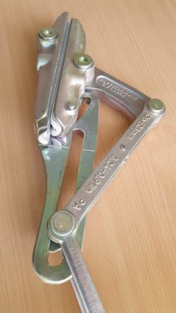 A typical come-along tool used when stringing of covered overhead lines conductors. A typical come-along tool used when stringing of covered overhead lines conductors.