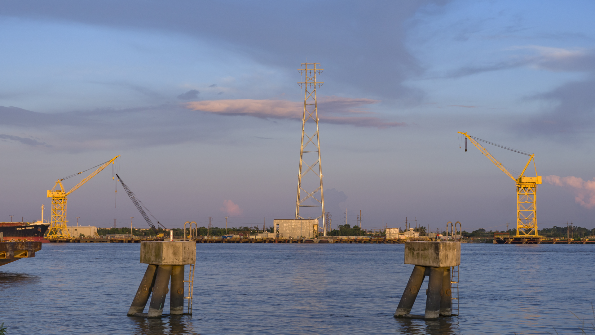 Mississippi River crossing in progress. Courtesy of Entergy.