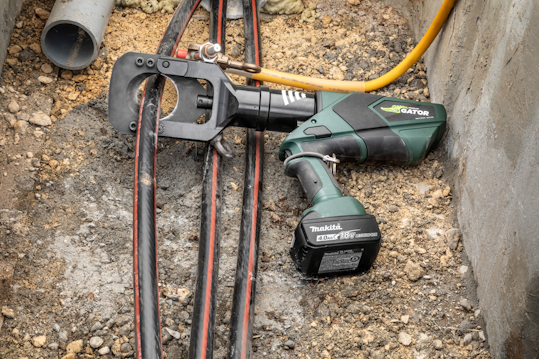 https://img.tdworld.com/files/base/ebm/tdworld/image/2022/10/Greenlee_Remote_Cutter_ESG65LXR_Ground_App1.63518c30e6dc2.png?auto=format%2Ccompress&w=320