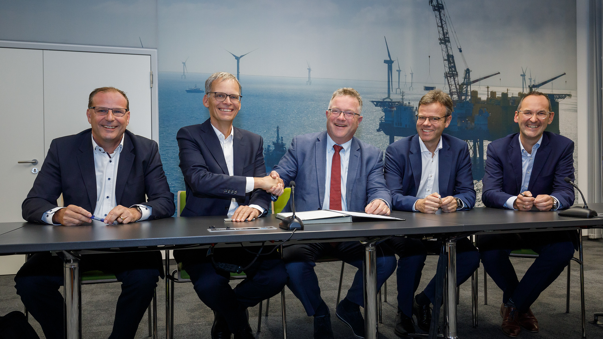 (from left): Pascal Daleiden, Country Managing Director Austria, Germany and Switzerland, Hitachi Energy; Dr. Markus Heimbach, Managing Director High Voltage Products, Hitachi Energy; Sjouke Bootsma TenneT Director Supply Chain Management; Georg Praehauser, TenneT Director Large Projects Germany und Dr. Florian Martin, TenneT Head of Asset Management.