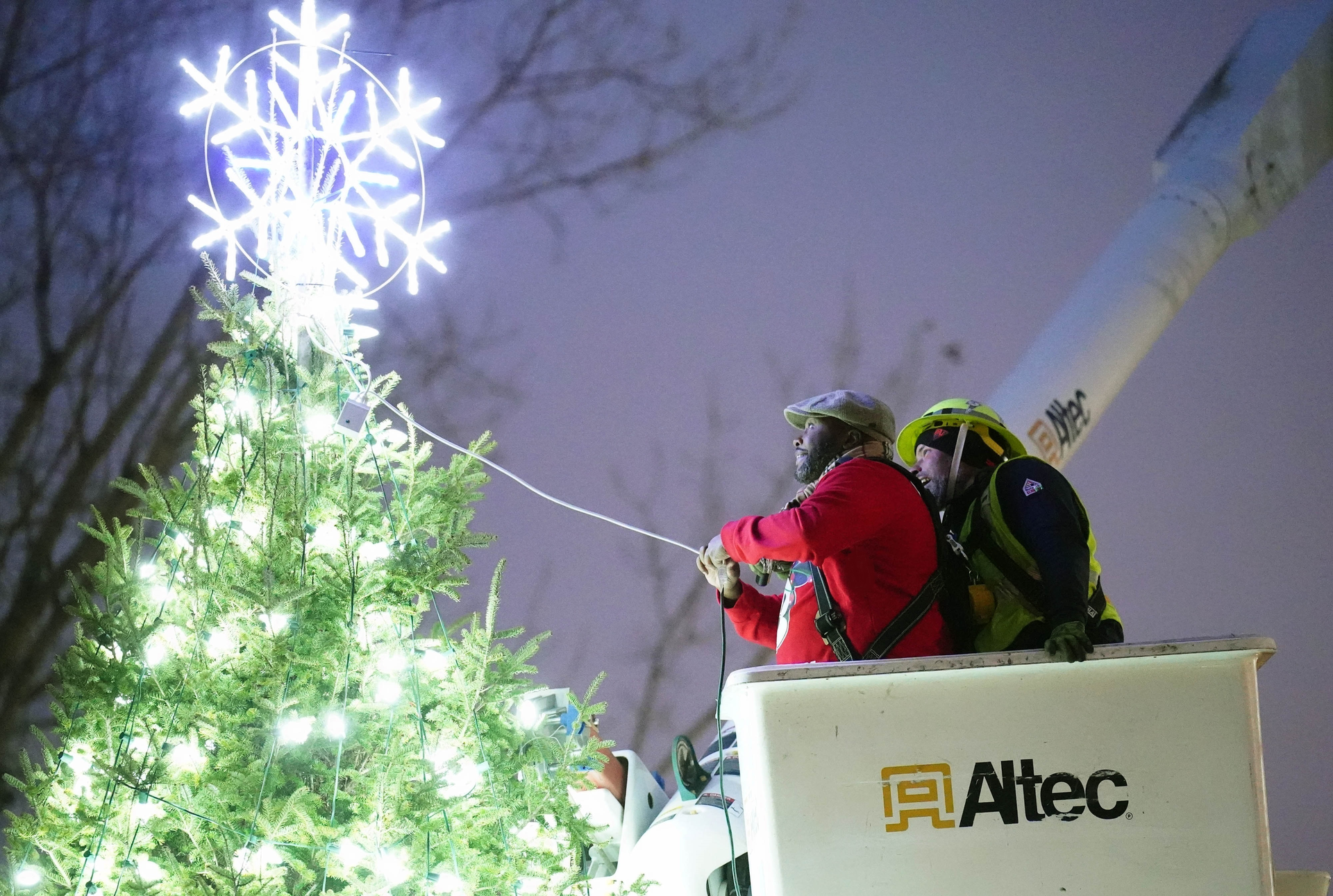 Ameren Illinois Supports East St. Louis Christmas Tree Lighting
