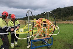 Jonny Aal and Tormod Aarekol inspect lift attachment points for insulated rope before first live-line installation. Jonny Aal and Tormod Aarekol inspect lift attachment points for insulated rope before first live-line installation.