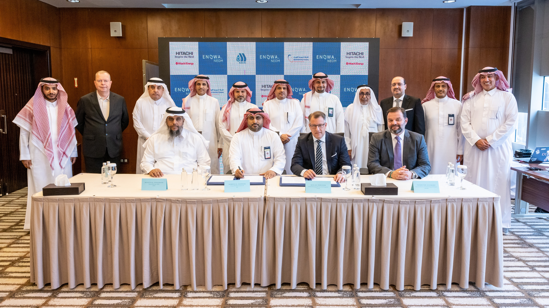 Signing 20photo V02 647e3c57d71dc