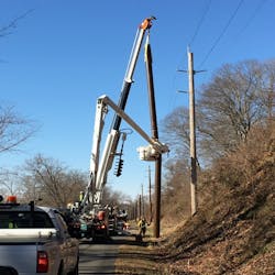 Pole top setting with line energized. Pole top setting with line energized.