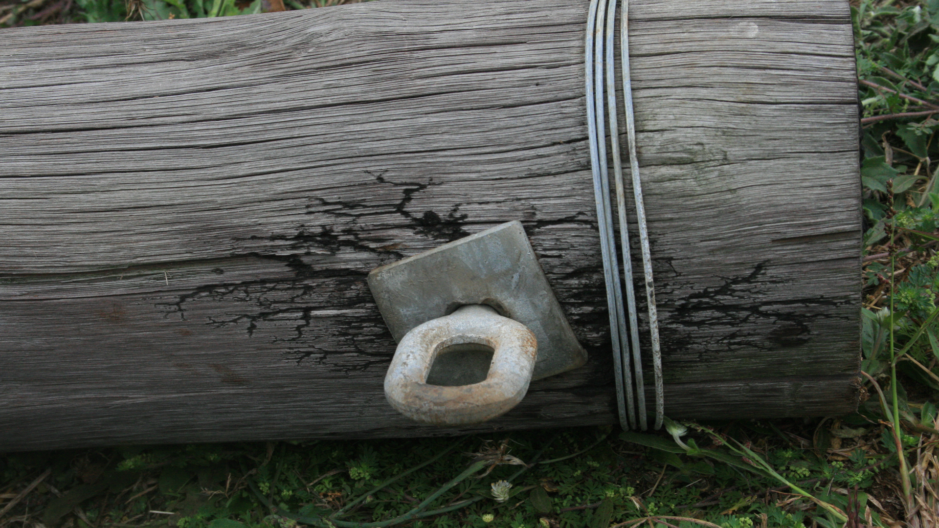 Example of tracking on unbonded cross arm.