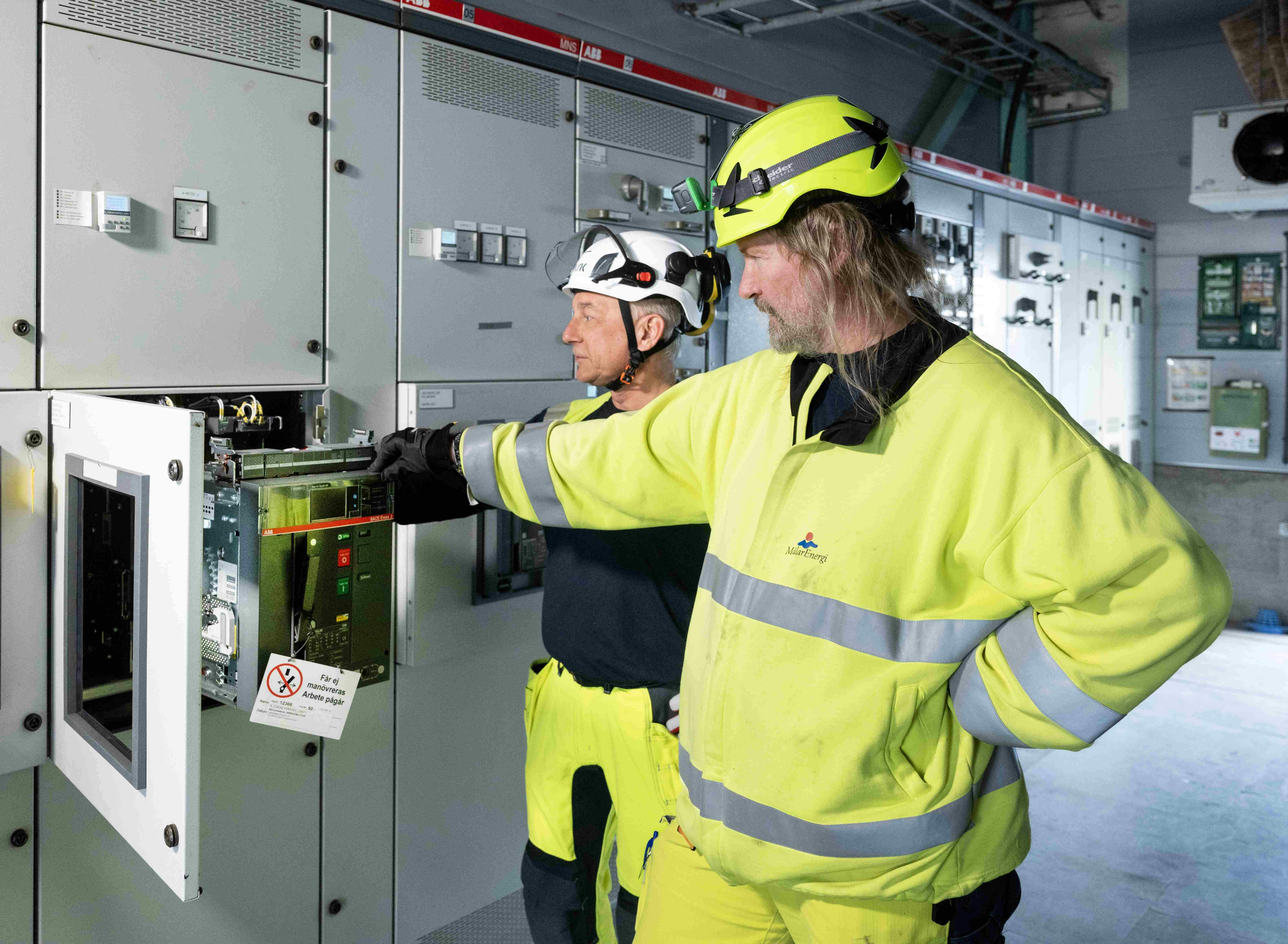 The retrofit was carried out in three stages with customized solutions required for each of the switchgear cabinets, including replacing aging circuit breakers with more advanced, smarter Emax2 models as well as relay protection and energy metering.