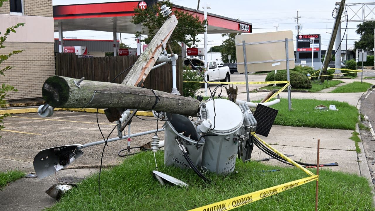 66e45ef142af5c062b97b3ef Damagedpoletransformer