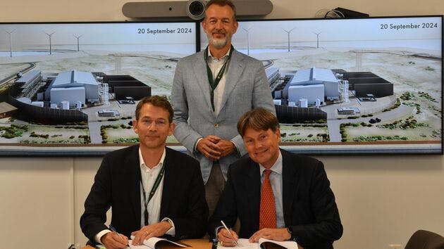 From left to right: Maarten Abbenhuis (COO TenneT), Boudewijn Siemons (CEO Port of Rotterdam Authority) and Frans Everts (president-director Shell Netherlands).