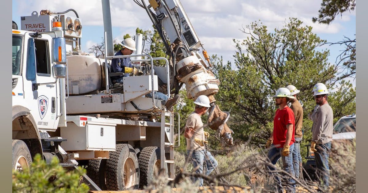 Oklahoma Lineworkers Volunteer for Light Up Navajo