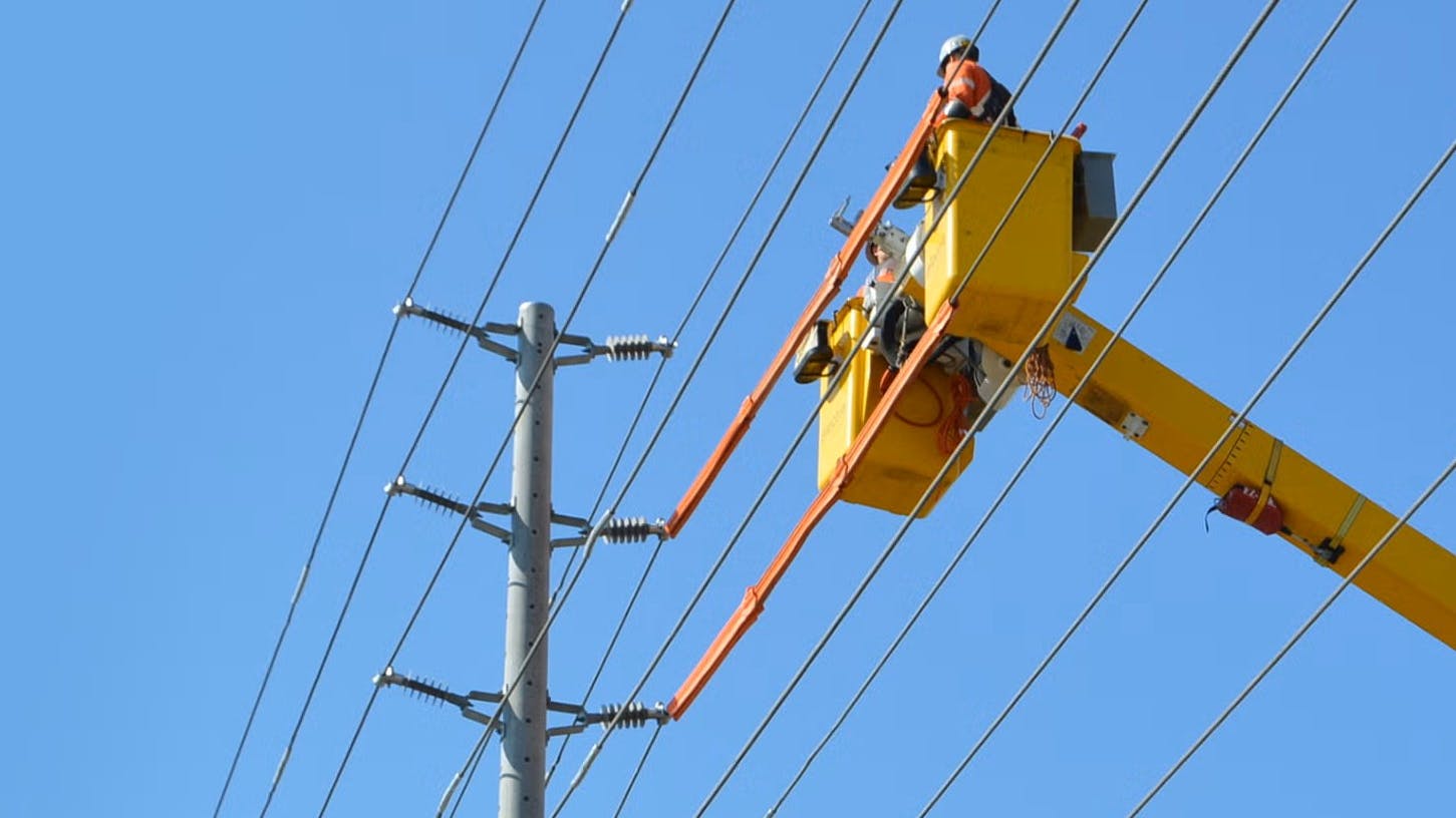 Alectra crew performing power line maintenance