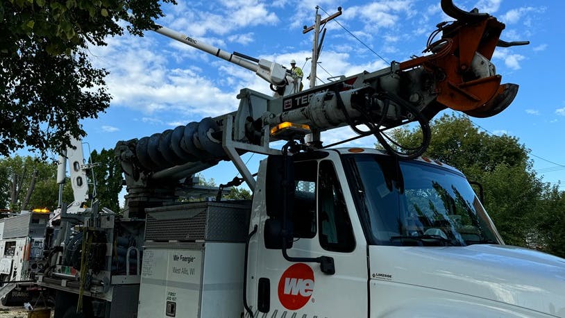 69dc2a556de30327313acff6 82724weenergiescrewsworkingondamagedpole