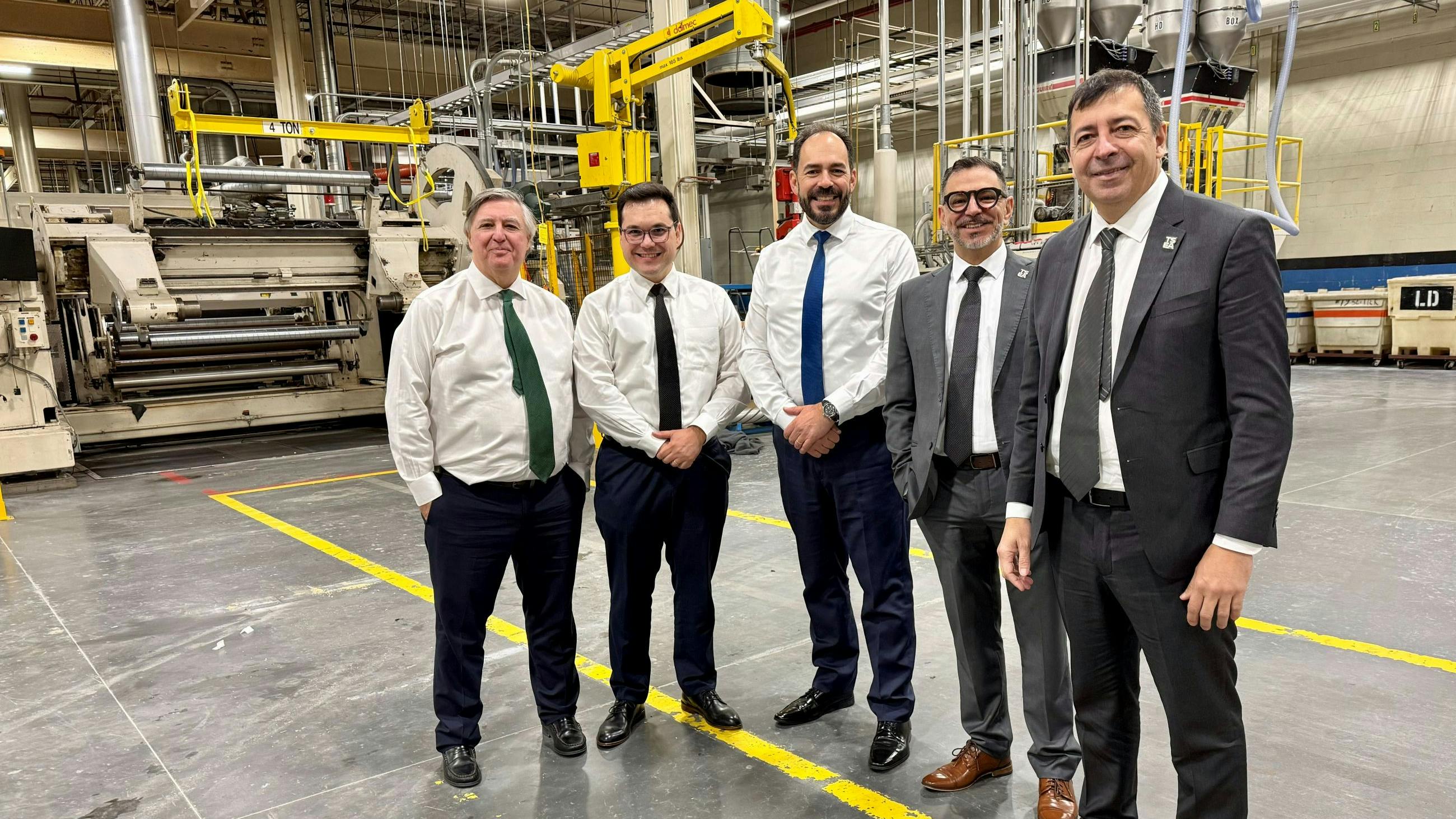 In the photo, from left to right: Henry Gonzalez, Chairman of the Board at TSEA; Thiago Saraiva Fernandes, Commercial Director; Beto Reynaldo, CEO; Maur&iacute;cio Machado, Director of the Voltage Regulators unit; and C&eacute;sar Carvalho, Director of the Integrated Solutions unit.