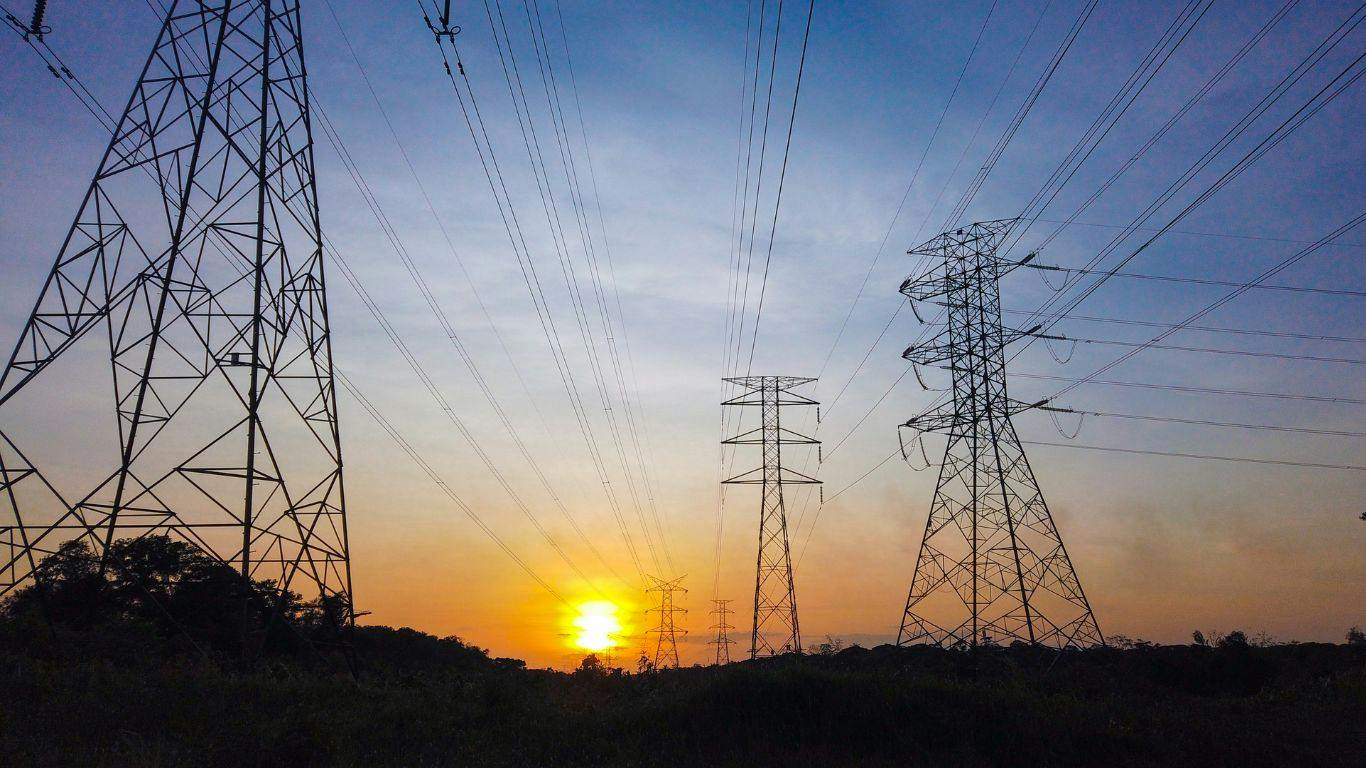 high_voltage_transmission_lines_at_sunset__1366x76