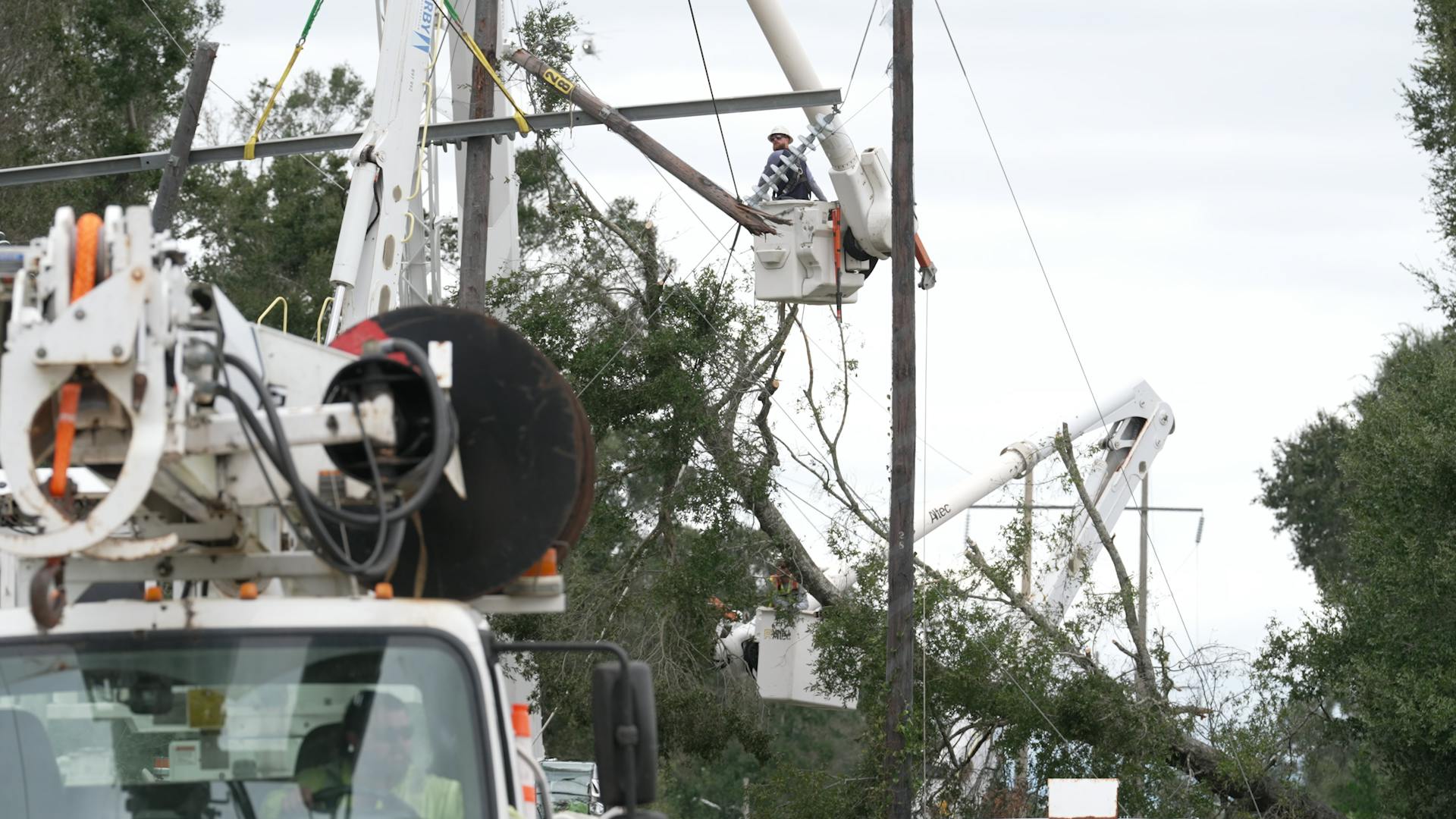 crew restoring power